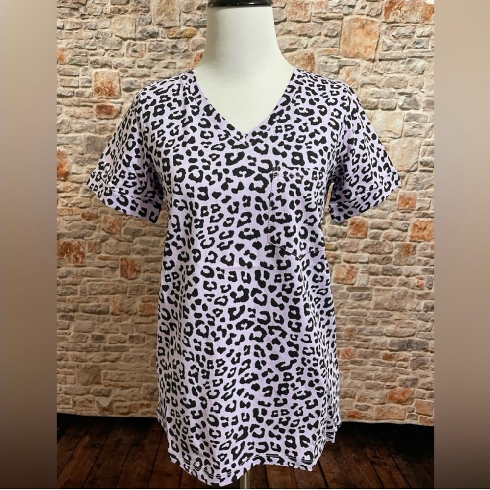NWT Michelle Mae Purple Leopard Print Fitted Pocket Tee size XS